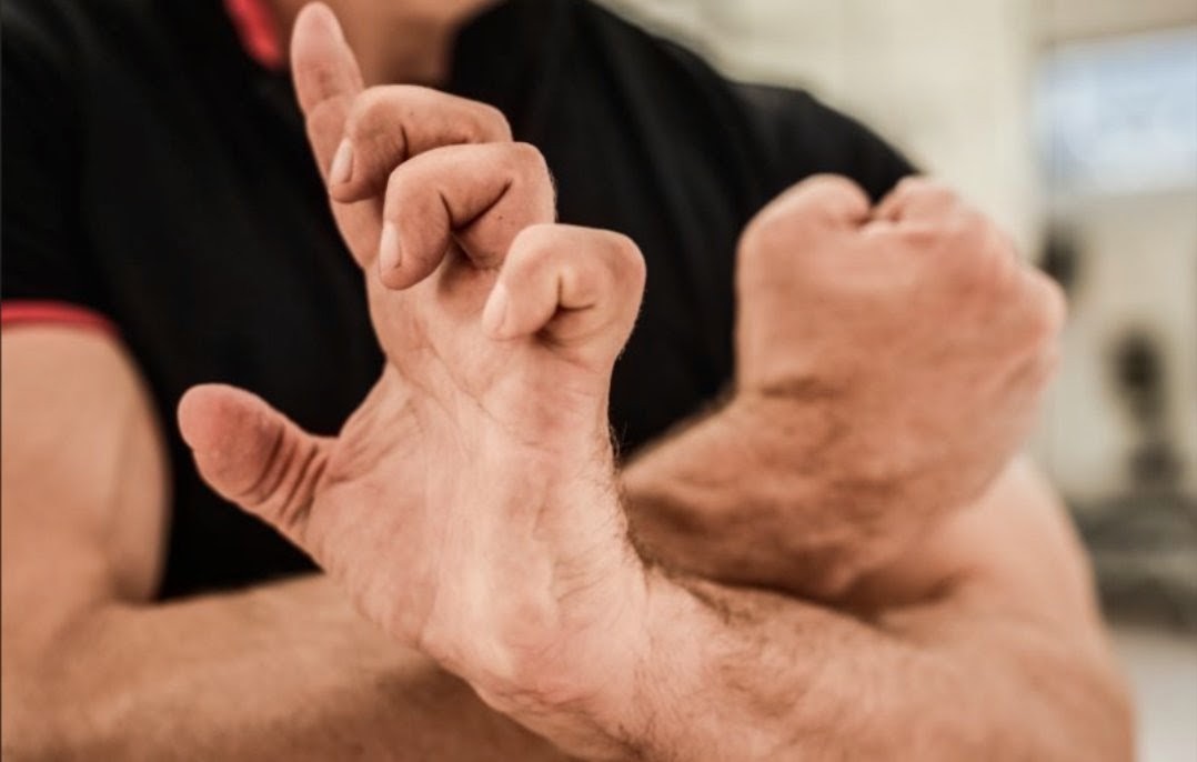 sifu martin sewer zeigt di gekreuzte brücke kombiniert mit der ein finger zen die symbolik und physik unserer kampfkunst